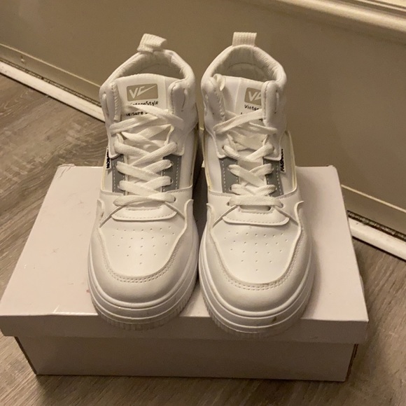 Vintage Style White sneaker { Size 7.5 CA } - Picture 2 of 6